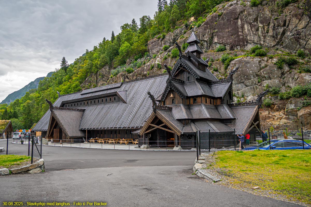 Stavkyrkje med langhus