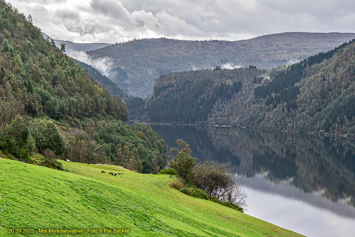 Mot Myrkdalsvatnet
