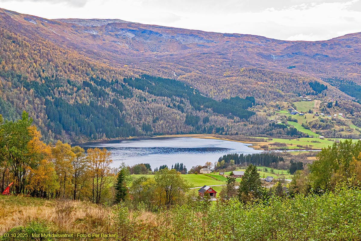 Mot Myrkdalsvatnet