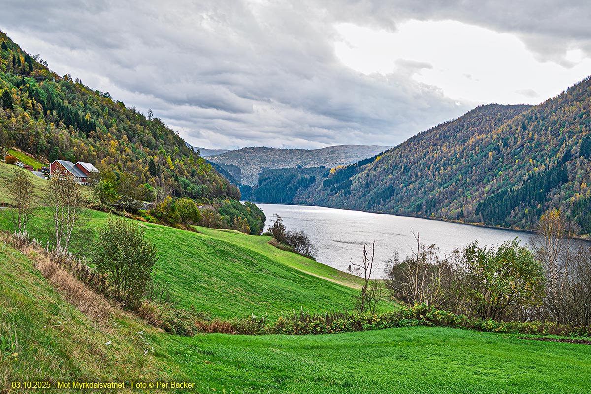 Mot Myrkdalsvatnet