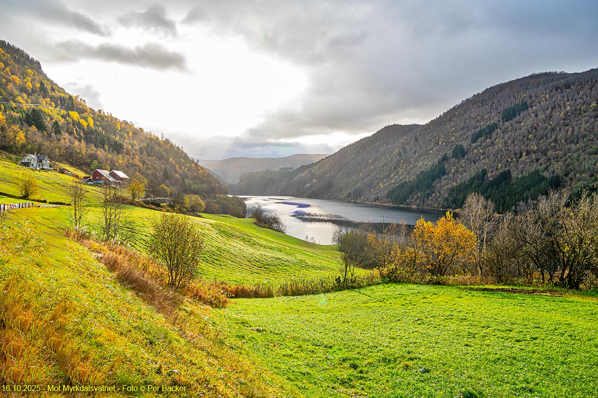 Mot Myrkdalsvatnet