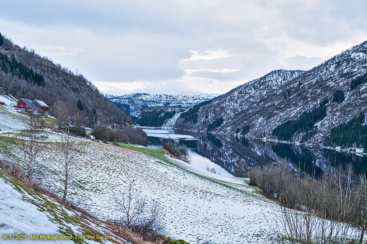 Mot Myrkdalsvatnet