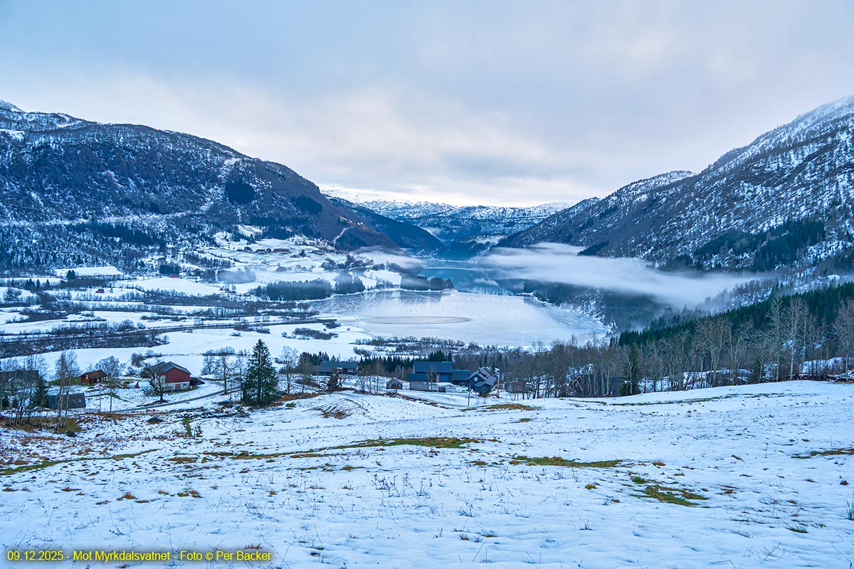 Mot Myrkdalsvatnet