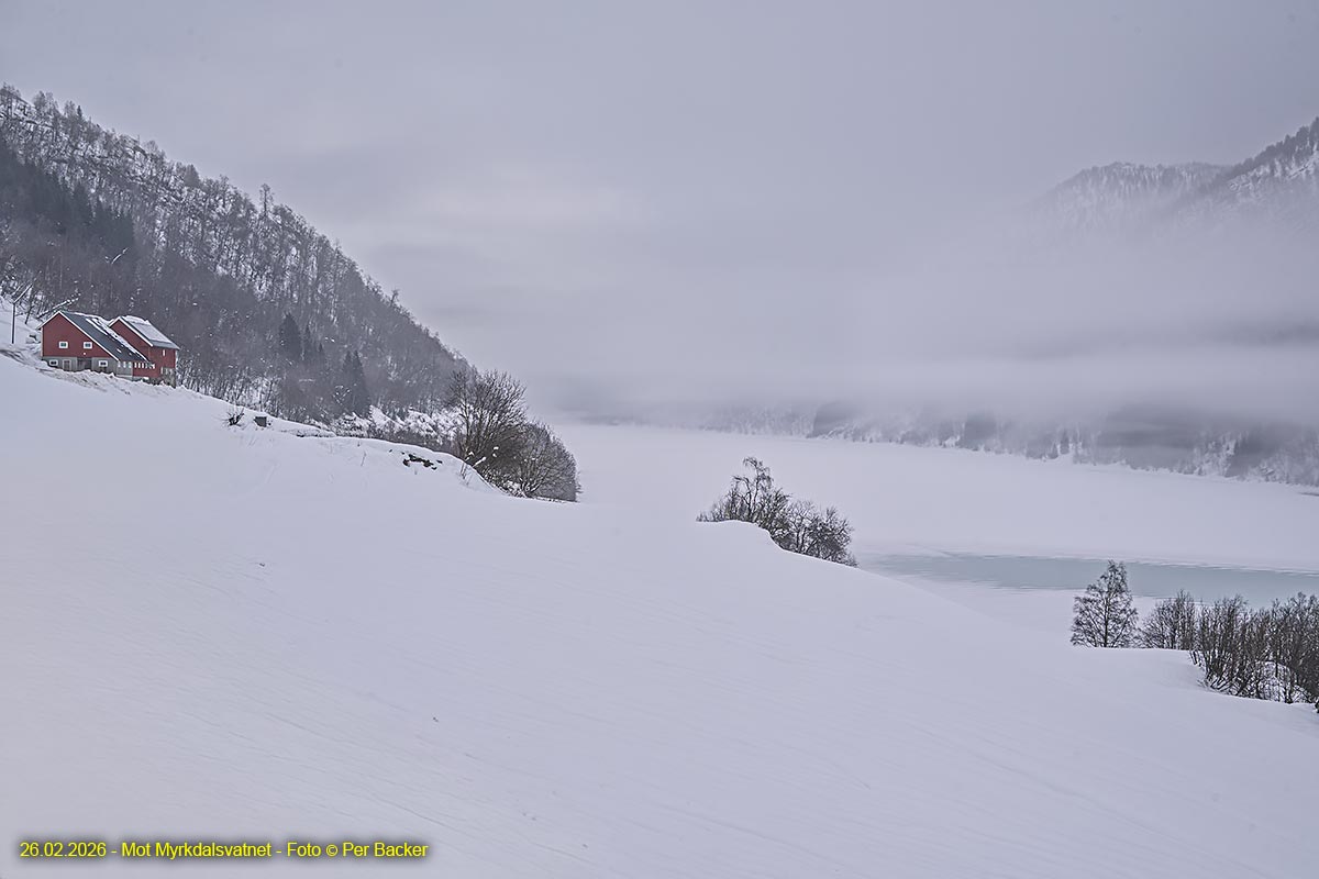 Mot Myrkdalsvatnet